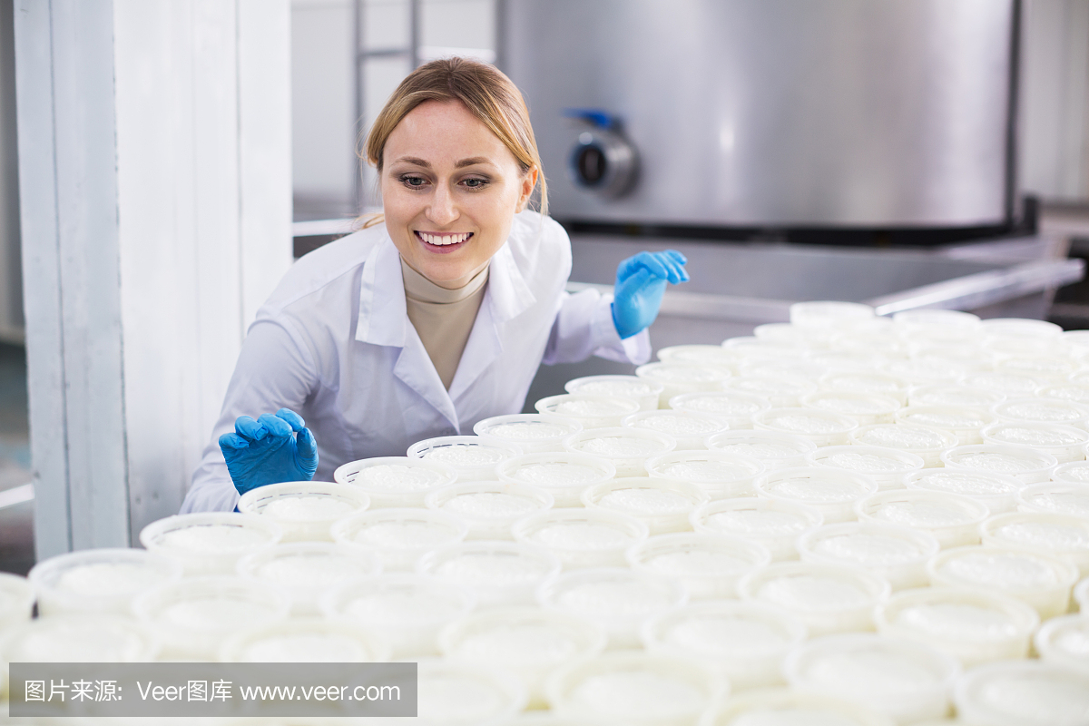 婦女在農家干酪生產