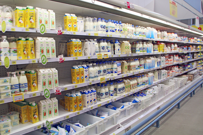 牛奶酸奶和其他人乳制品生產貨架上商店商店