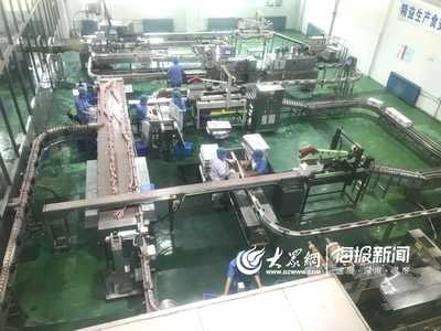 記者直擊“飲樂多”車間生產(chǎn)線:全自動(dòng)化生產(chǎn) 一天產(chǎn)量達(dá)38萬瓶